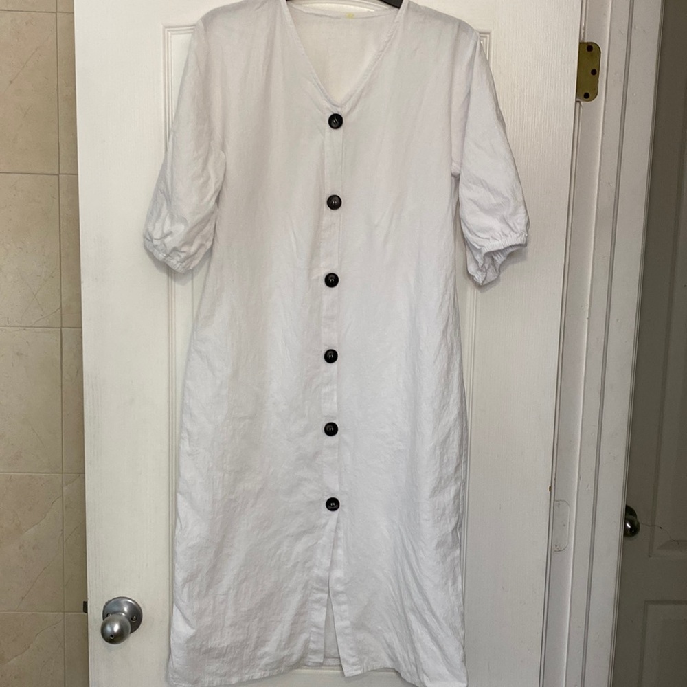 white buttons dress great for a day at the beach